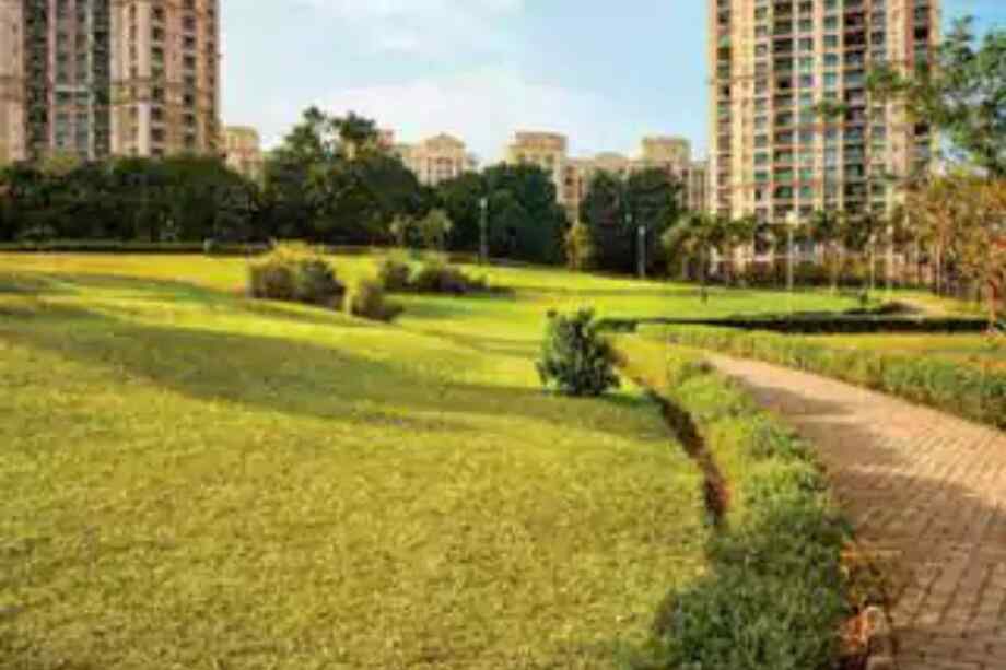 Hiranandani-Woodspring-landscaped-garden